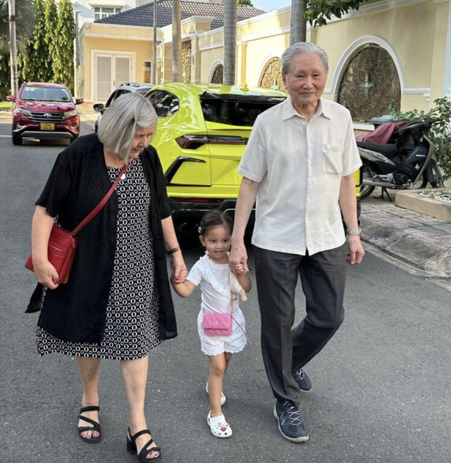 Bố mẹ chồng Hồ Ngọc Hà từ thụy điển về mừng sinh nhật con dâu - Ảnh 4.