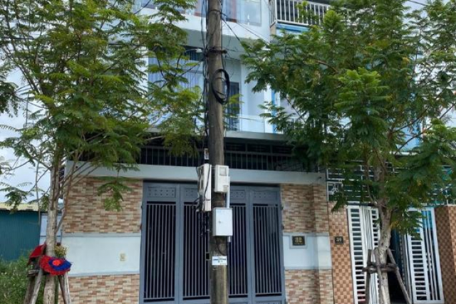 Cách hóa giải phong thủy cột điện trước cửa nhà để cuộc sống được bình an, hạnh phúc - Ảnh 1.