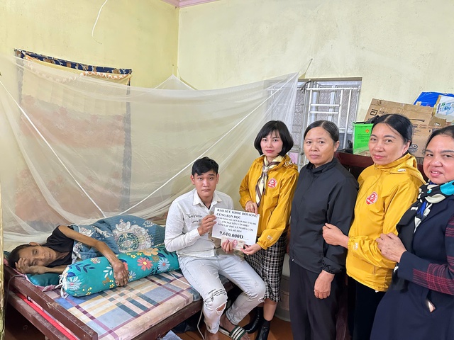 Tình cảm của bạn đọc báo Sức khỏe và Đời sống gửi tới nam thanh niên nghèo ở Nam Định chăm bố suy thận - Ảnh 1.