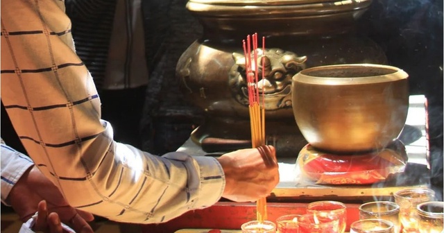 Khung giờ đẹp thắp hương Rằm tháng 9 âm lịch 2025 và điều kiêng cần biết - Ảnh 2.