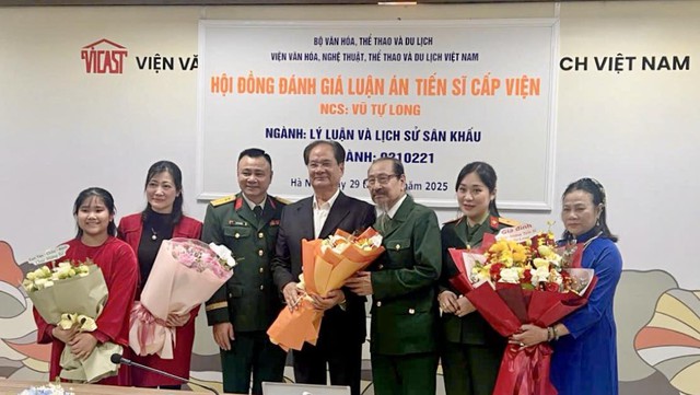 NSND Xuân Bắc mừng bạn thân – NSND Tự Long bảo vệ thành công luận án Tiến sĩ - Ảnh 5.