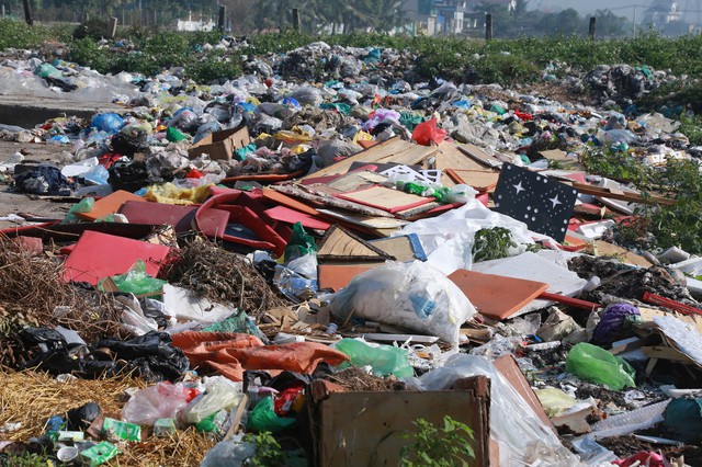 Kinh hoàng bãi rác ở Ninh Bình: Mỹ phẩm chưa mở, rác thải ngập ngụa giữa cảnh đồng xã Ý Yên - Ảnh 4.