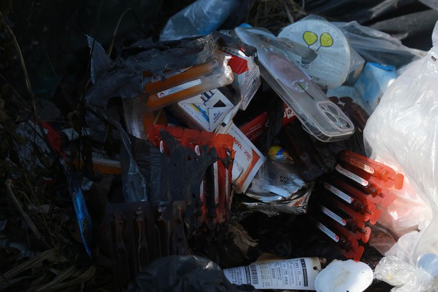 Kinh hoàng bãi rác ở Ninh Bình: Mỹ phẩm chưa mở, rác thải ngập ngụa giữa cảnh đồng xã Ý Yên - Ảnh 13.