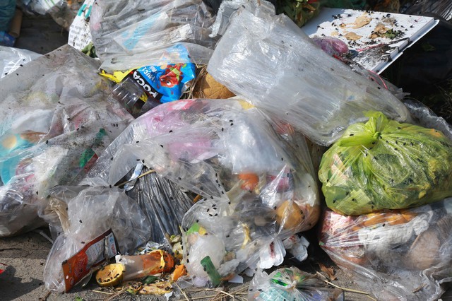 Kinh hoàng bãi rác ở Ninh Bình: Mỹ phẩm chưa mở, rác thải ngập ngụa giữa cảnh đồng xã Ý Yên - Ảnh 8.