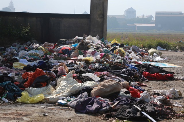Kinh hoàng bãi rác ở Ninh Bình: Mỹ phẩm chưa mở, rác thải ngập ngụa giữa cảnh đồng xã Ý Yên - Ảnh 9.