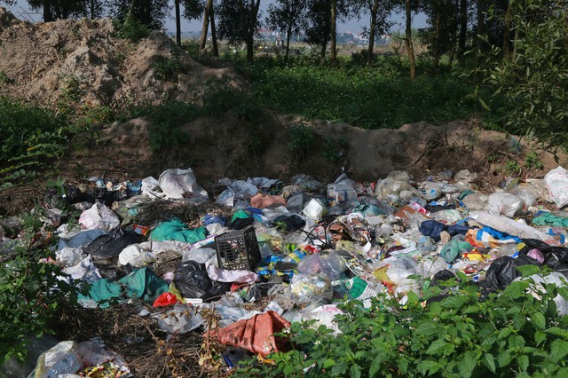 Kinh hoàng bãi rác ở Ninh Bình: Mỹ phẩm chưa mở, rác thải ngập ngụa giữa cảnh đồng xã Ý Yên - Ảnh 16.