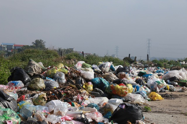 Kinh hoàng bãi rác ở Ninh Bình: Mỹ phẩm chưa mở, rác thải ngập ngụa giữa cảnh đồng xã Ý Yên - Ảnh 1.