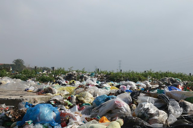 Kinh hoàng bãi rác ở Ninh Bình: Mỹ phẩm chưa mở, rác thải ngập ngụa giữa cảnh đồng xã Ý Yên - Ảnh 3.
