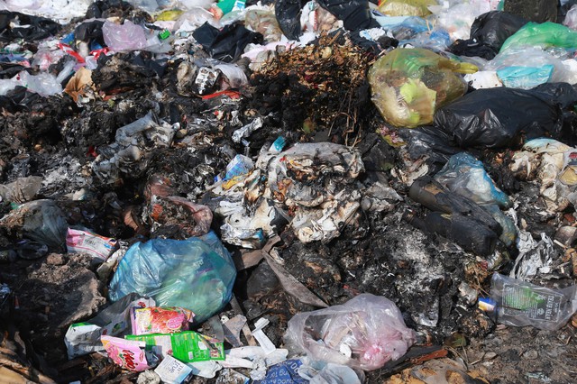 Kinh hoàng bãi rác ở Ninh Bình: Mỹ phẩm chưa mở, rác thải ngập ngụa giữa cảnh đồng xã Ý Yên - Ảnh 14.