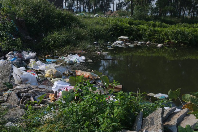 Kinh hoàng bãi rác ở Ninh Bình: Mỹ phẩm chưa mở, rác thải ngập ngụa giữa cảnh đồng xã Ý Yên - Ảnh 6.