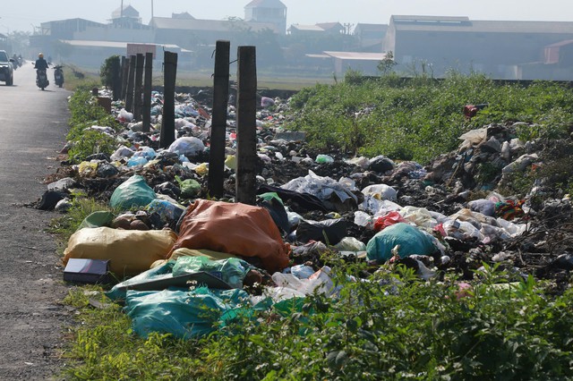 Kinh hoàng bãi rác ở Ninh Bình: Mỹ phẩm chưa mở, rác thải ngập ngụa giữa cảnh đồng xã Ý Yên - Ảnh 2.