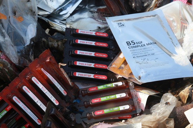 Kinh hoàng bãi rác ở Ninh Bình: Mỹ phẩm chưa mở, rác thải ngập ngụa giữa cảnh đồng xã Ý Yên - Ảnh 12.