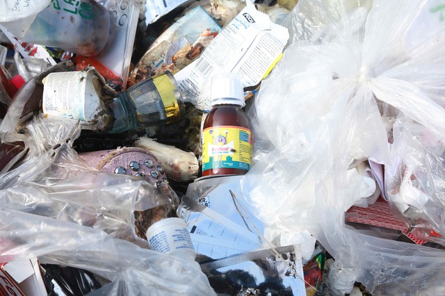 Kinh hoàng bãi rác ở Ninh Bình: Mỹ phẩm chưa mở, rác thải ngập ngụa giữa cảnh đồng xã Ý Yên - Ảnh 15.