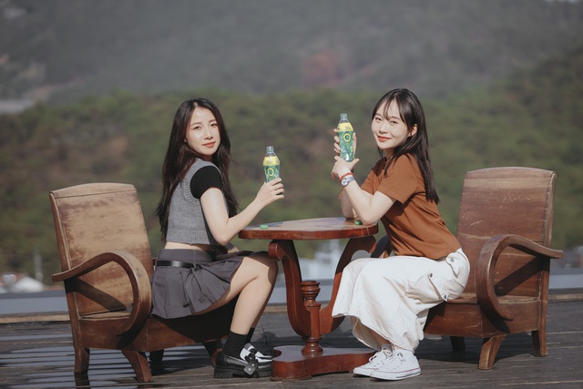 Reset cuộc sống: Khi Gen Z học cách 'giải nhiệt' bằng giấc ngủ sâu và ngụm trà xanh mát lạnh - Ảnh 1. Reset cuộc sống: Khi Gen Z học cách 'giải nhiệt' bằng giấc ngủ sâu và ngụm trà xanh mát lạnh - Ảnh 1.