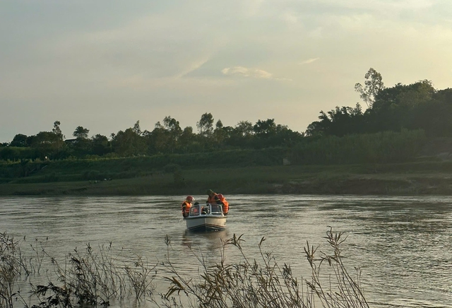 Đánh cá trên sông Lam , vợ chồng gặp nạn , chồng mất tích đầy thương tâm - Ảnh 1. Đánh cá trên sông Lam , vợ chồng gặp nạn , chồng mất tích đầy thương tâm - Ảnh 1.