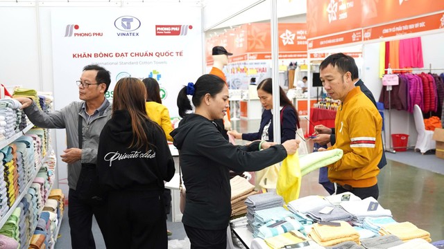 Hội chợ Mùa Thu 2025: Người tiêu dùng săn ưu đãi và bảo vệ quyền lợi - Ảnh 8. Hội chợ Mùa Thu 2025: Người tiêu dùng săn ưu đãi và bảo vệ quyền lợi - Ảnh 8.