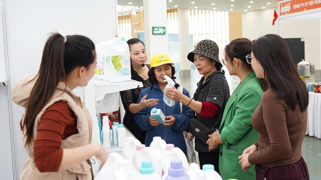 Hội chợ Mùa Thu 2025: Người tiêu dùng săn ưu đãi và bảo vệ quyền lợi - Ảnh 7. Hội chợ Mùa Thu 2025: Người tiêu dùng săn ưu đãi và bảo vệ quyền lợi - Ảnh 7.