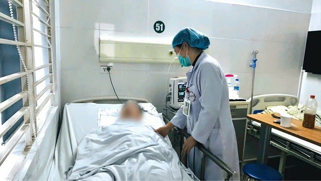 Liên tiếp nhập viện vì viêm phổi khi trời lạnh: Dấu hiệu cảnh báo bệnh, người cao tuổi tuyệt đối không bỏ qua - Ảnh 1. Liên tiếp nhập viện vì viêm phổi khi trời lạnh: Dấu hiệu cảnh báo bệnh, người cao tuổi tuyệt đối không bỏ qua - Ảnh 1.