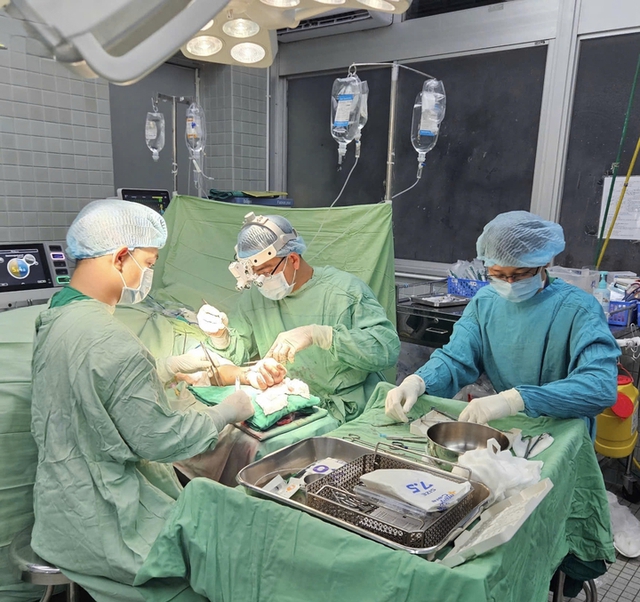 Tin sáng 7/11: Công an Lào Cai thông tin vụ nam sinh hành hung, đẩy bạn xuống hồ có dấu hiệu 'Giết người'; nối thành công 2 bàn tay bị đứt lìa sau ca phẫu thuật kéo dài 12 tiếng - Ảnh 5. Tin sáng 7/11: Công an Lào Cai thông tin vụ nam sinh hành hung, đẩy bạn xuống hồ có dấu hiệu 'Giết người'; nối thành công 2 bàn tay bị đứt lìa sau ca phẫu thuật kéo dài 12 tiếng - Ảnh 5.