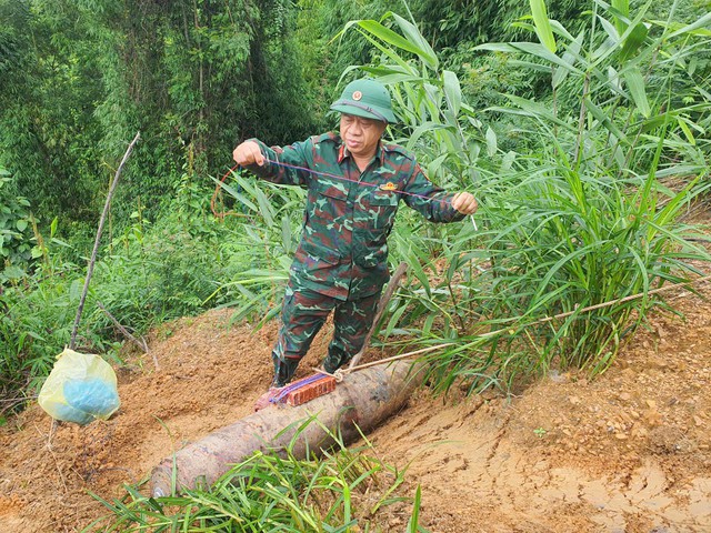 Hủy nổ an toàn quả bom 250kg dưới sông Nậm Mô tại Nghệ An - Ảnh 2. Hủy nổ an toàn quả bom 250kg dưới sông Nậm Mô tại Nghệ An - Ảnh 2.