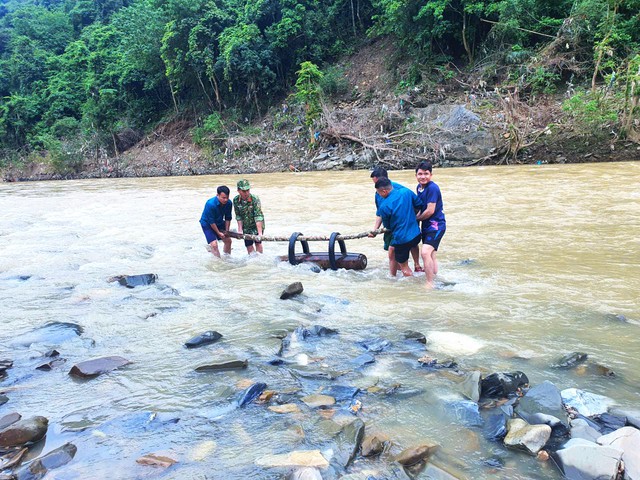 Hủy nổ an toàn quả bom 250kg dưới sông Nậm Mô tại Nghệ An - Ảnh 1. Hủy nổ an toàn quả bom 250kg dưới sông Nậm Mô tại Nghệ An - Ảnh 1.
