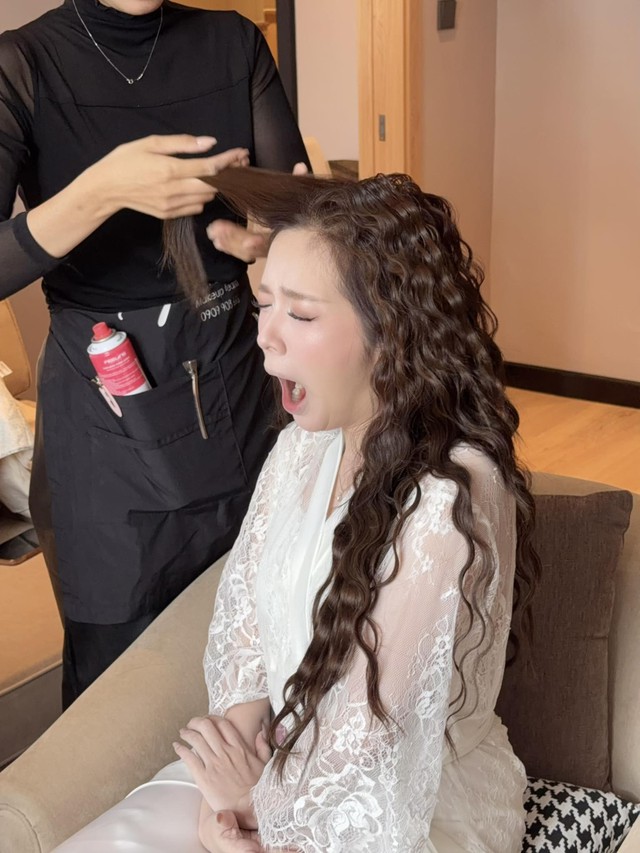 Bố Bình 'Cha tôi người ở lại' hát trong đám cưới của 'con gái' Ngọc Huyền - Ảnh 4. Bố Bình 'Cha tôi người ở lại' hát trong đám cưới của 'con gái' Ngọc Huyền - Ảnh 4.