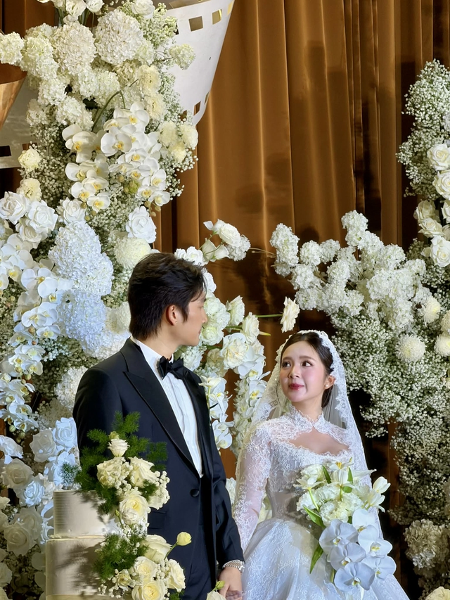 Bố Bình 'Cha tôi người ở lại' hát trong đám cưới của 'con gái' Ngọc Huyền - Ảnh 7. Bố Bình 'Cha tôi người ở lại' hát trong đám cưới của 'con gái' Ngọc Huyền - Ảnh 7.