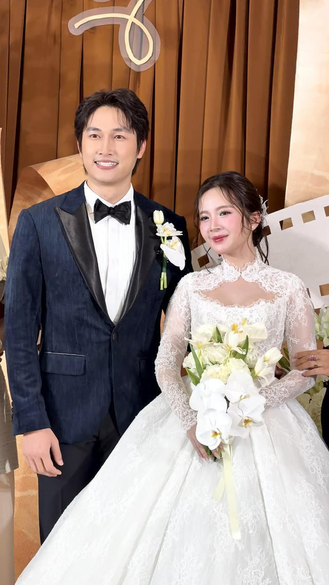 Bố Bình 'Cha tôi người ở lại' hát trong đám cưới của 'con gái' Ngọc Huyền - Ảnh 8. Bố Bình 'Cha tôi người ở lại' hát trong đám cưới của 'con gái' Ngọc Huyền - Ảnh 8.