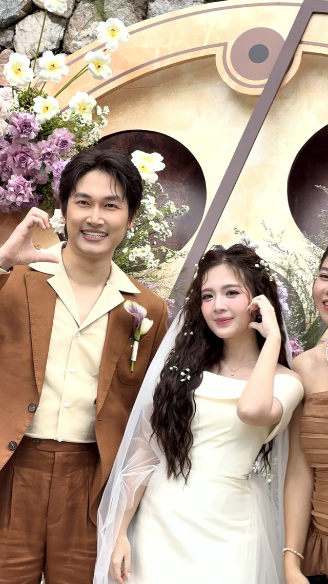 Bố Bình 'Cha tôi người ở lại' hát trong đám cưới của 'con gái' Ngọc Huyền - Ảnh 10. Bố Bình 'Cha tôi người ở lại' hát trong đám cưới của 'con gái' Ngọc Huyền - Ảnh 10.