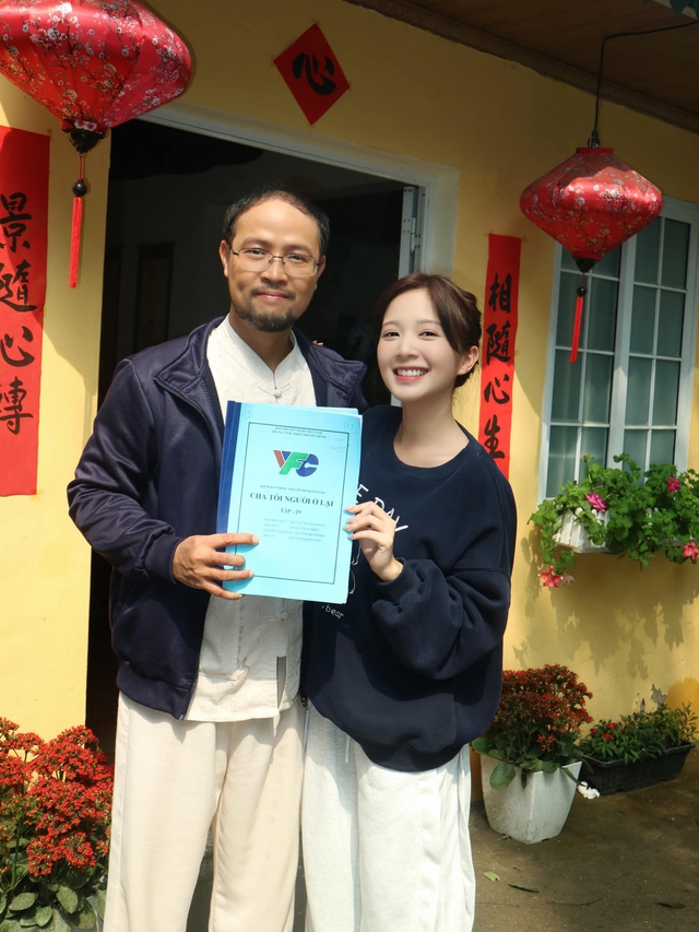 Bố Bình 'Cha tôi người ở lại' hát trong đám cưới của 'con gái' Ngọc Huyền - Ảnh 3. Bố Bình 'Cha tôi người ở lại' hát trong đám cưới của 'con gái' Ngọc Huyền - Ảnh 3.