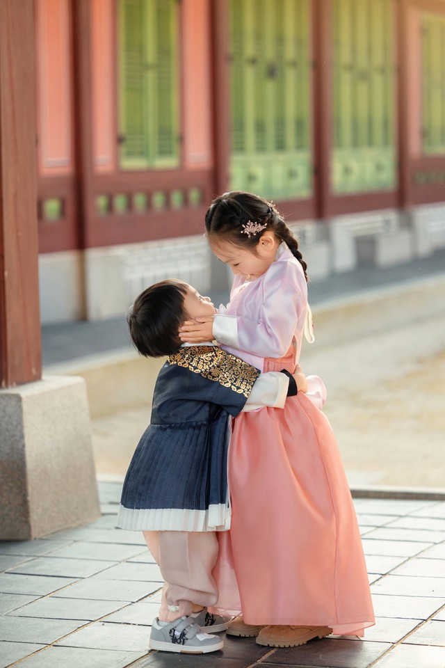 2 Con của Cường Đô La quấn quýt trong trang phục Hanbok dễ thương - Ảnh 1.