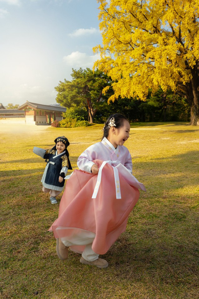 2 Con của Cường Đô La quấn quýt trong trang phục Hanbok dễ thương - Ảnh 11.