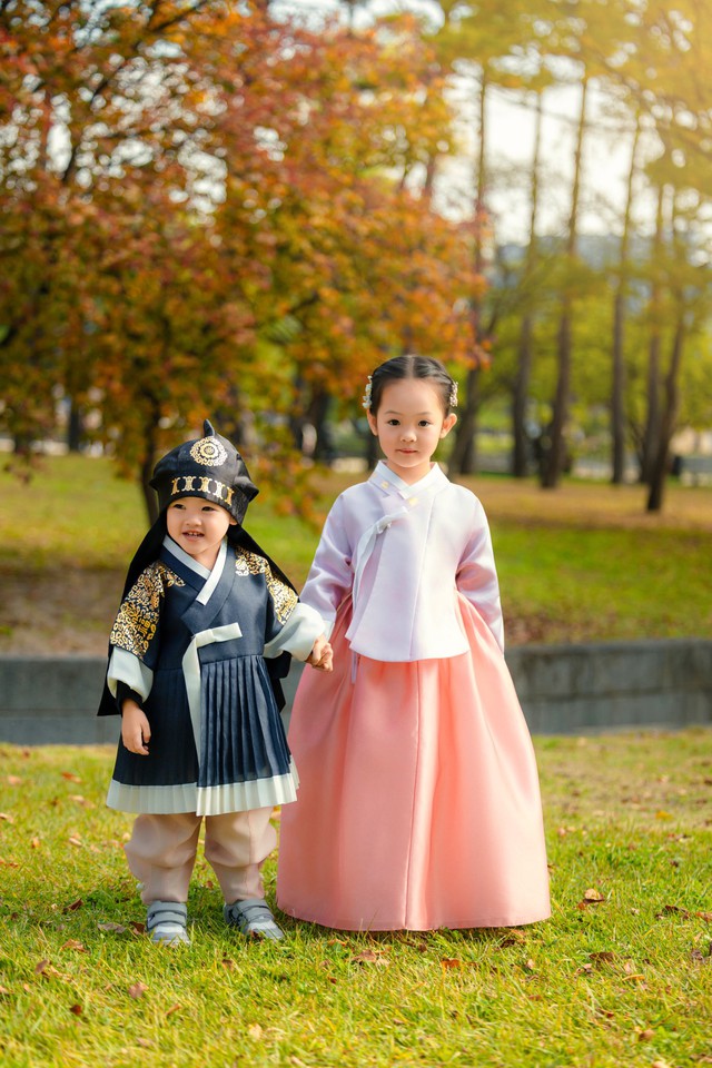 2 Con của Cường Đô La quấn quýt trong trang phục Hanbok dễ thương - Ảnh 12.