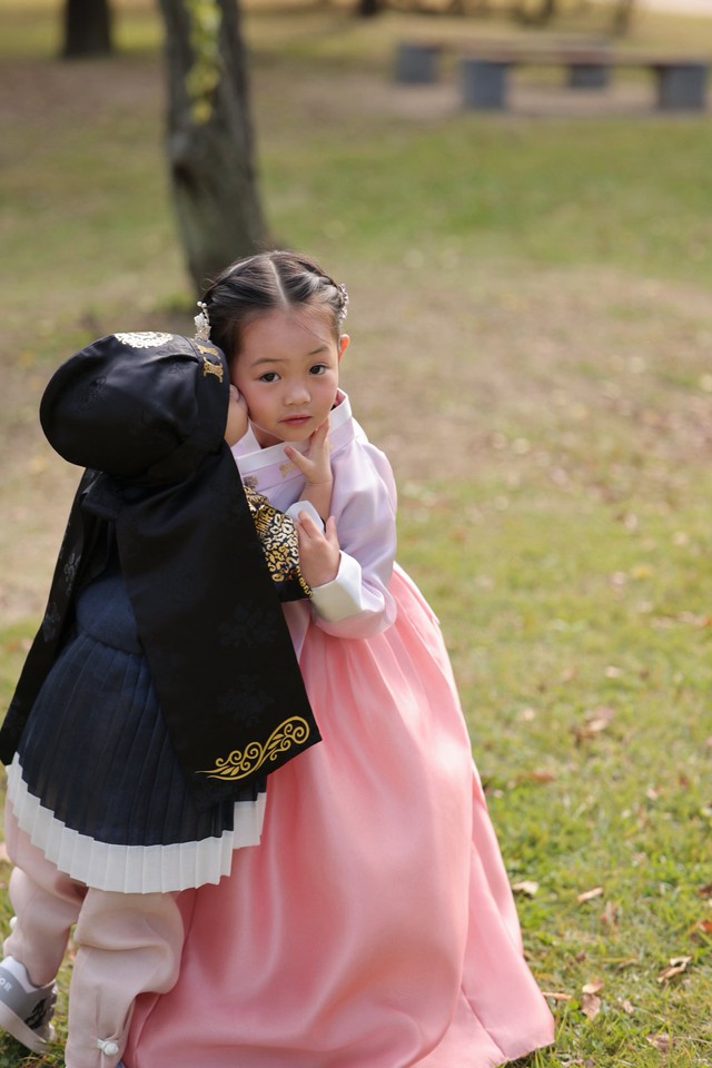2 Con của Cường Đô La quấn quýt trong trang phục Hanbok dễ thương - Ảnh 2.