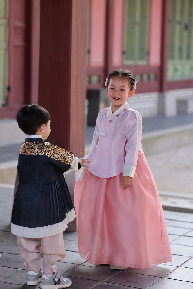 2 Con của Cường Đô La quấn quýt trong trang phục Hanbok dễ thương - Ảnh 3.