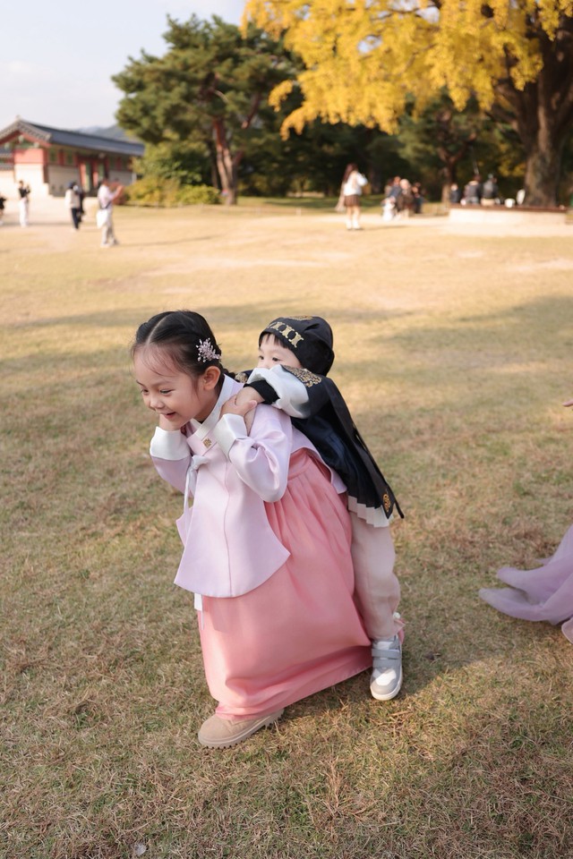 2 Con của Cường Đô La quấn quýt trong trang phục Hanbok dễ thương - Ảnh 4.