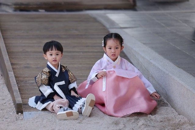 2 Con của Cường Đô La quấn quýt trong trang phục Hanbok dễ thương - Ảnh 5.