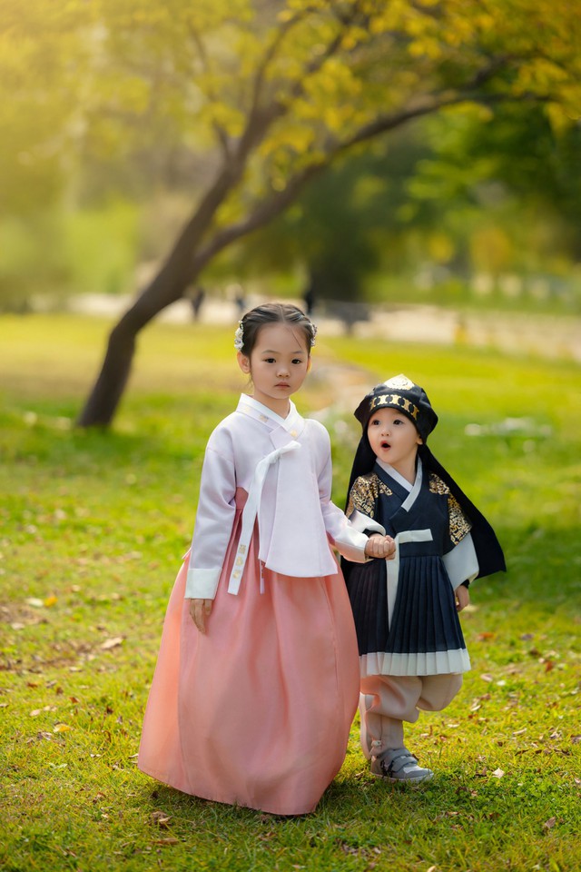 2 Con của Cường Đô La quấn quýt trong trang phục Hanbok dễ thương - Ảnh 7.