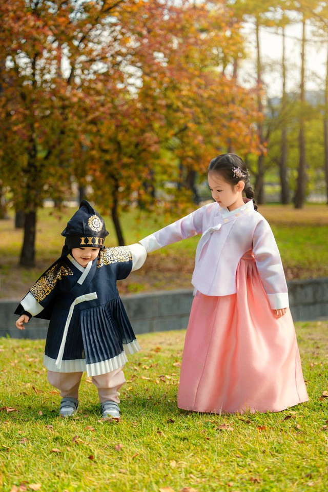 2 Con của Cường Đô La quấn quýt trong trang phục Hanbok dễ thương - Ảnh 8.