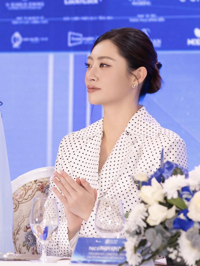 Lương thùy Linh gây chú ý với diện mạo mới và vai trò MC sự kiện - Ảnh 5. Lương thùy Linh gây chú ý với diện mạo mới và vai trò MC sự kiện - Ảnh 5.