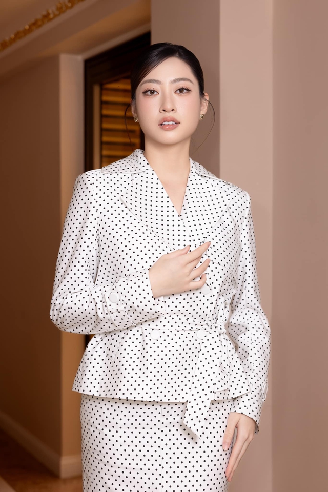 Lương thùy Linh gây chú ý với diện mạo mới và vai trò MC sự kiện - Ảnh 6. Lương thùy Linh gây chú ý với diện mạo mới và vai trò MC sự kiện - Ảnh 6.