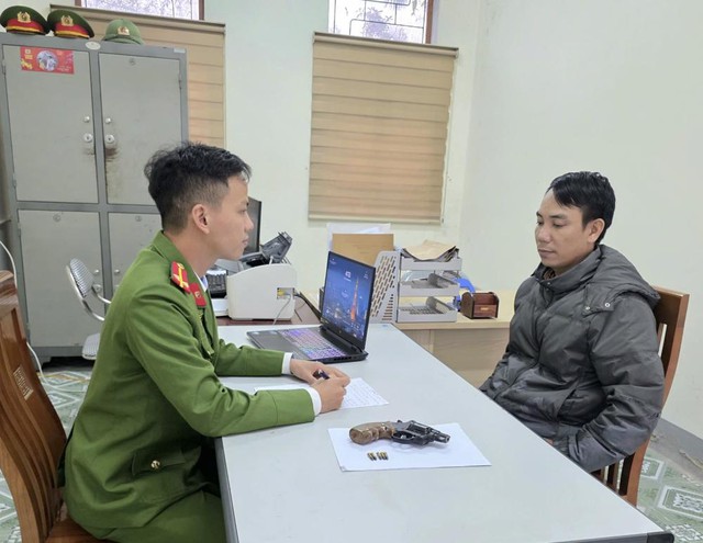 Mang súng đến đám cưới bắn 'góp vui', người đàn ông bị khởi tố - Ảnh 1.