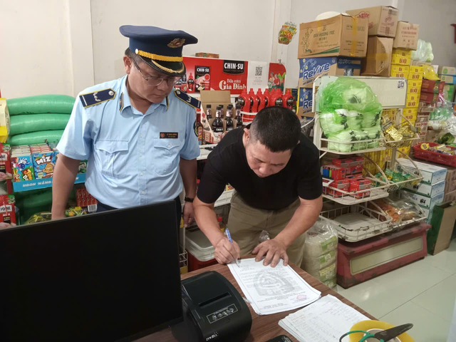 Phát hiện gần 600 vụ vi phạm hàng giả và chất lượng thực phẩm tại thanh hóa - Ảnh 1. Phát hiện gần 600 vụ vi phạm hàng giả và chất lượng thực phẩm tại thanh hóa - Ảnh 1.