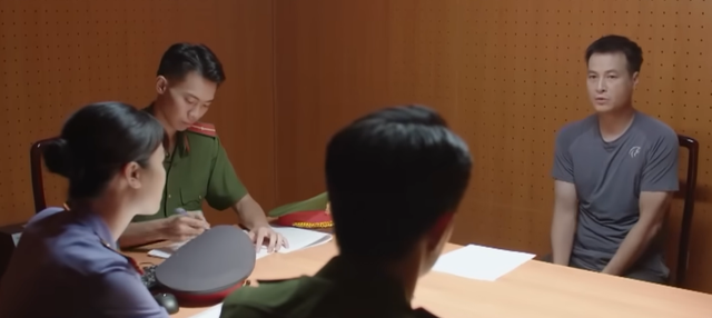 Chồng vừa 'nổ' có vợ quản lý nhà hàng, bà Ánh (NSƯT Kiều Anh) đã xuất hiện làm tạp vụ - Ảnh 10. Lằn ranh - Tập 27: Ông Sách sẽ "mở cánh cửa mới" cho Khắc - Ảnh 10.