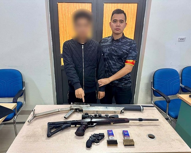Hà Nội phát hiện vụ tàng trữ súng đạn của thiếu niên 16 tuổi tại nhà riêng - Ảnh 1. Hà Nội phát hiện vụ tàng trữ súng đạn của thiếu niên 16 tuổi tại nhà riêng - Ảnh 1.