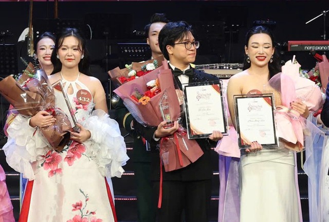 Nữ sinh Học viện Âm nhạc giành quán quân, con trai Trọng Tấn về nhì Tiếng hát Hà Nội 2025 - Ảnh 4. Nữ sinh Học viện Âm nhạc giành quán quân, con trai Trọng Tấn về nhì Tiếng hát Hà Nội 2025 - Ảnh 4.