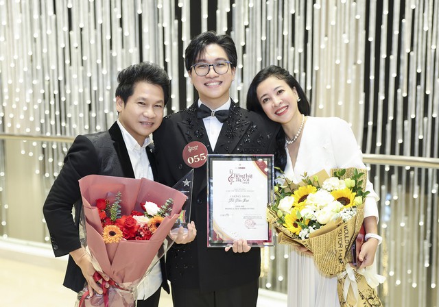 Vũ Tấn Đạt - con trai Trọng Tấn với giọng ca nội lực và ngọai hình điển trai - Ảnh 2. Vũ Tấn Đạt - con trai Trọng Tấn với giọng ca nội lực và ngọai hình điển trai - Ảnh 2.