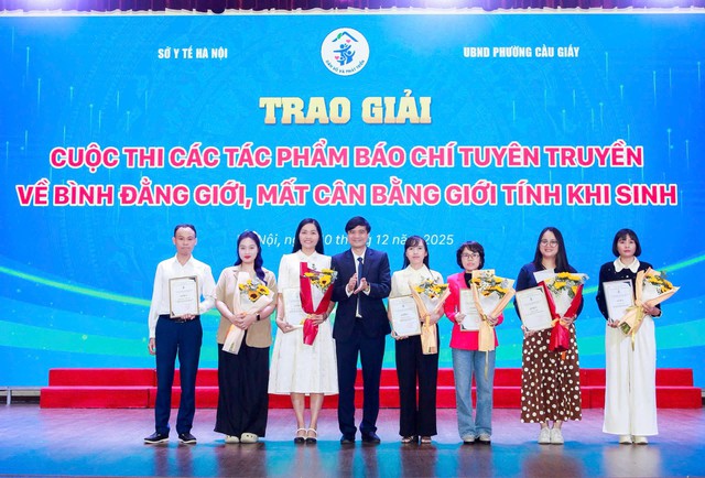 H&agrave; Nội trao giải cuộc thi viết về b&igrave;nh đẳng giới v&agrave; mất c&acirc;n bằng giới t&iacute;nh khi sinh - Ảnh 3.
