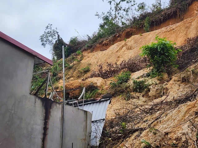 Xử lý sạt lở đồi Phòng Không đe dọa an toàn của 54 nhân khẩu - Ảnh 1. Xử lý sạt lở đồi Phòng Không đe dọa an toàn của 54 nhân khẩu - Ảnh 1.