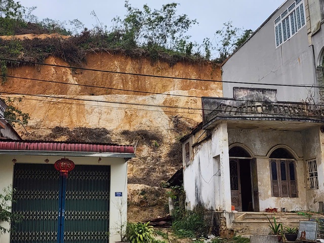 Xử lý sạt lở đồi Phòng Không đe dọa an toàn của 54 nhân khẩu - Ảnh 2. Xử lý sạt lở đồi Phòng Không đe dọa an toàn của 54 nhân khẩu - Ảnh 2.